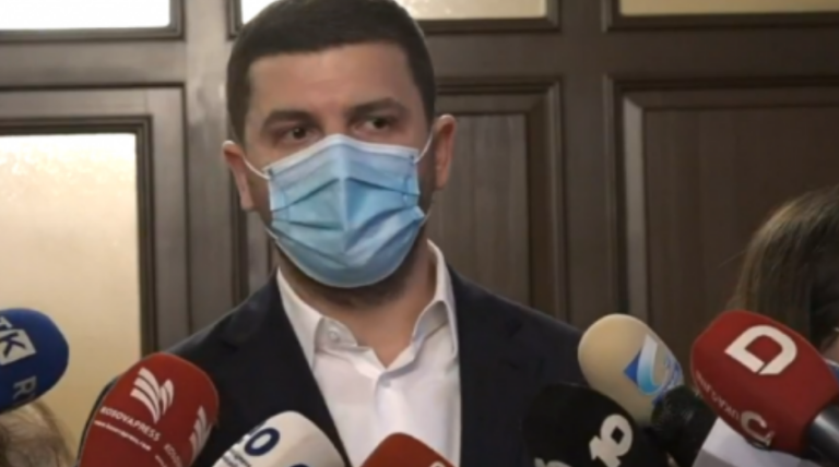 Memli Krasniqi: Televizioni i oligarkut Ekrem Lluka është bërë organ i VV’së duke promovuar sondazhe të trilluara