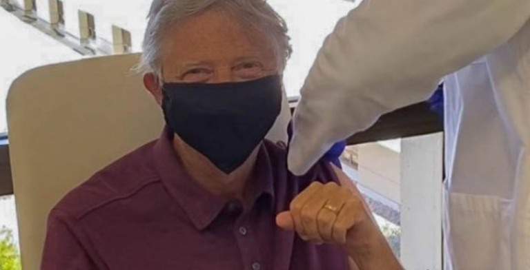 Bill Gates mori dozën e parë të vaksinës kundër Covid-19