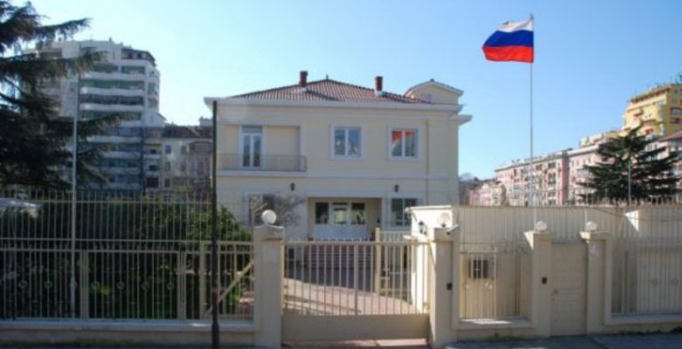 Ambasada ruse në Tiranë i reagon keq Haradinajt pas idesë së bashkimit kombëtar, e quan Kosovën “pseudo-shtet”