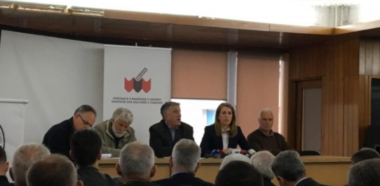 SBASHK’u përkrah rifillimin e mësimit, por paralajmëron greva nëse nuk u ndahen shtesa në paga