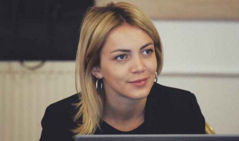 Zëdhënësja e PSD’së: Kurti thotë se nuk është i dhënë pas luksit, por nuk i thotë jo privilegjeve