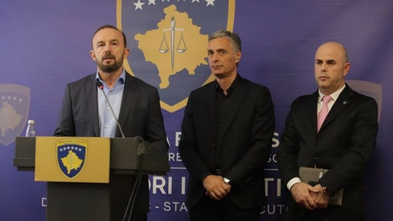 Në çantat e konfiskuara tek zyrtarët e ministrisë ishin gati 400 mijë euro