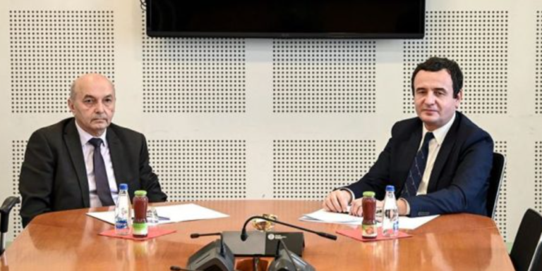 Mustafa i kërkoi sqarime për shamitë e kuqe, kjo është përgjigja e Kurtit