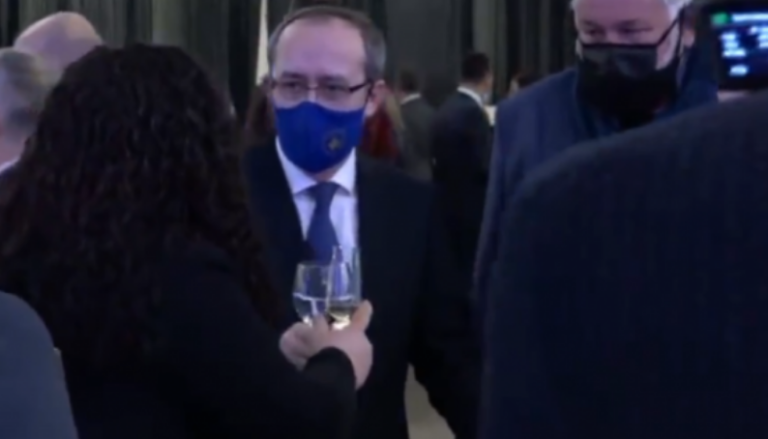 Vjosa Osmani dhe Avdullah Hoti i cakërrojnë gotat për Ditën e Pavarësisë