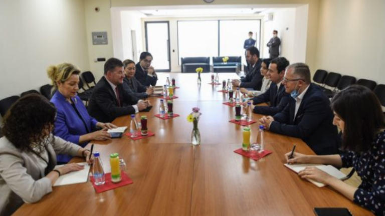 Lajçak: Sapo të formohet qeveria e Kosovës, do t’i takoj Kurtin dhe Vuçiqin