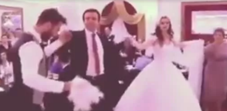 Kështu nuk e keni parë Albin Kurtin, e kallë atmosferën në një dasëm
