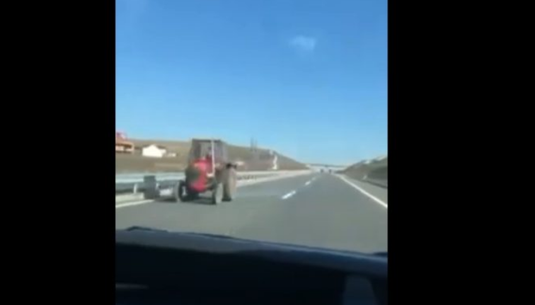 Nget traktorin në anën e kundërt të autostradës Mitrovicë – Vushtrri