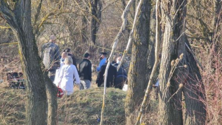 Momenti kur nga lumi nxirret trupi i pajetë i personit të zhdukur