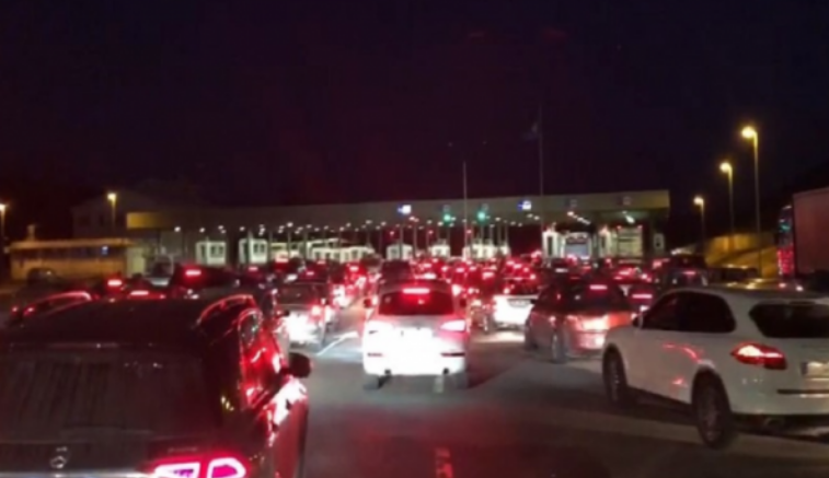 Radhë të gjatë në Morinë të Shqipërisë për t’u kthyer në Kosovë