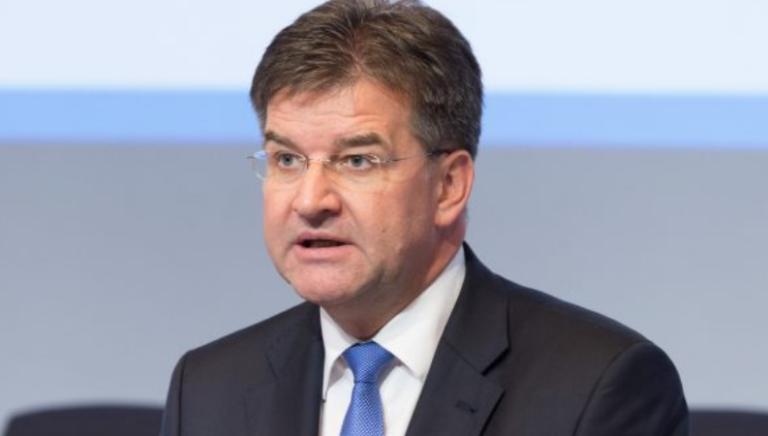 Lajçak thotë se u keqinterpretua, tregon hartën e Kosovës në zyrën e tij