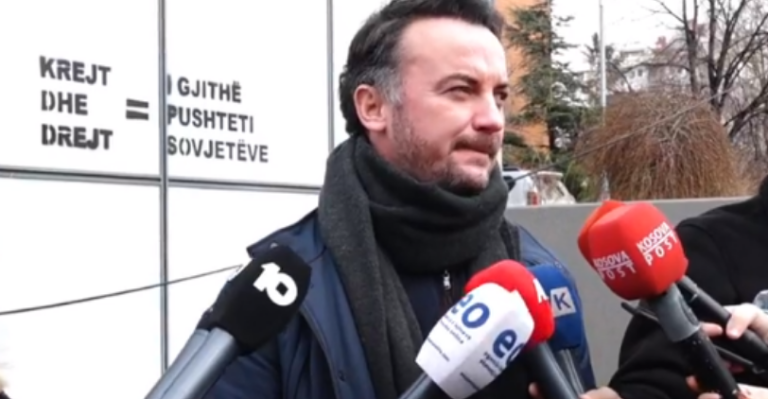 PSD me aksion kundër LVV-së, e shkruan një mesazh për partinë e Albin Kurtit në muret e Qeverisë