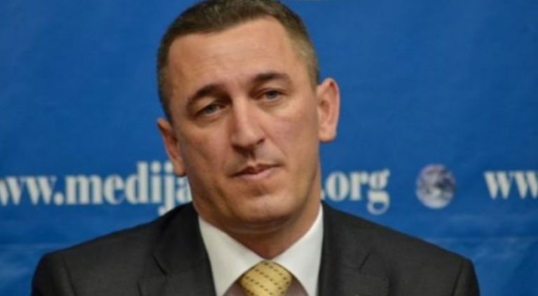 Djali i Nenad Rashiq rrihet me çekiç nga 30 persona