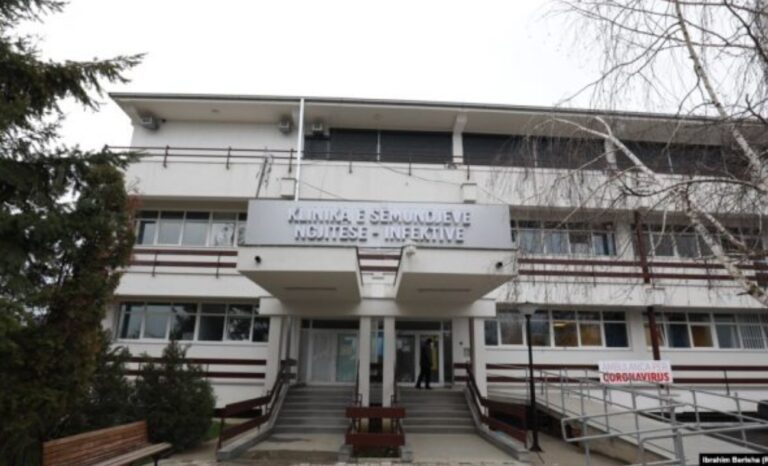 Dy mjekë riinfektohen me koronavirus, Oda e Mjekëve flet për gjendjen e tyre