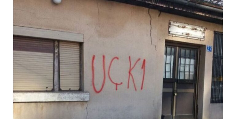 Policia arreston një të dyshuar për shkrimin “UÇK-Kosovo” në murin e një shtëpie