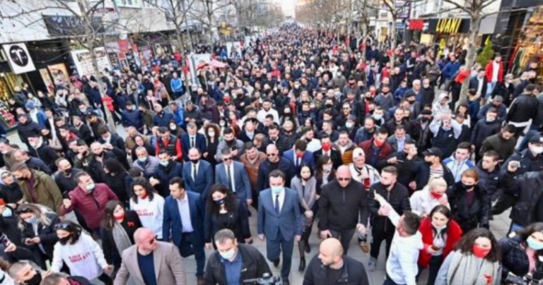 Zyrtari i PDK’së: Kurti po mundohet ta imitojë marshin e Leninit