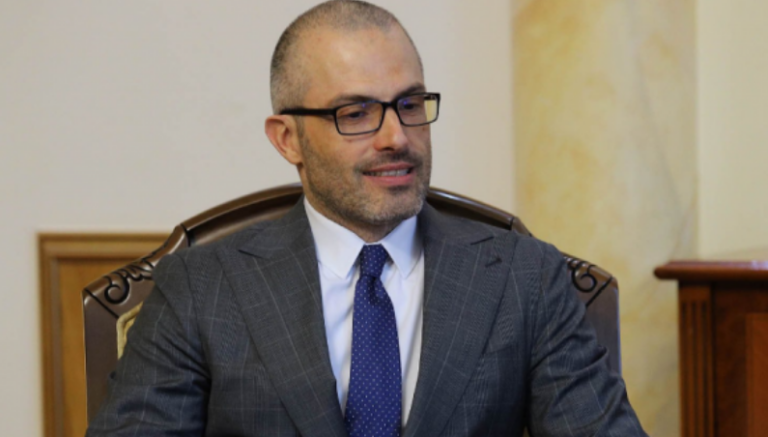 Kosovari vë në siklet ambasadorin italian me komentin në Twitter: Lëri përrallat zotëri