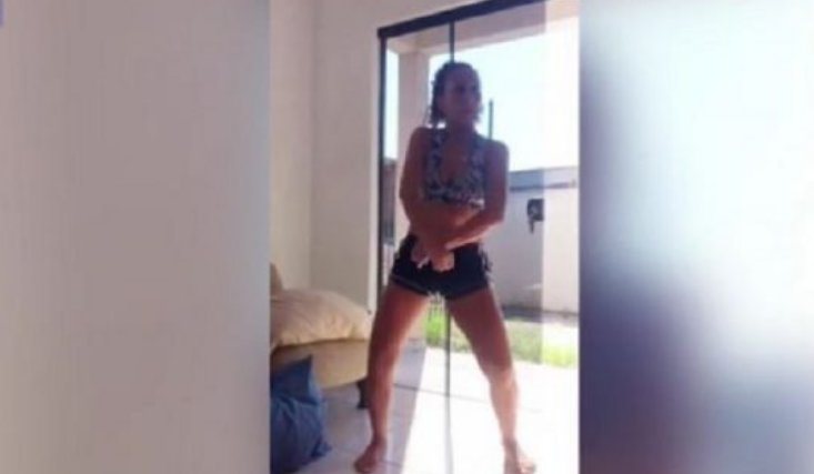 Hajduti i hyn në shtëpi ndërsa po bënte ‘twerk’, vajza e godet me shkelma e grushte