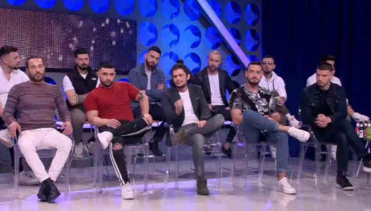 Plasin grushtet, konkurrentët e “Për’puthen” rrahën mes veti