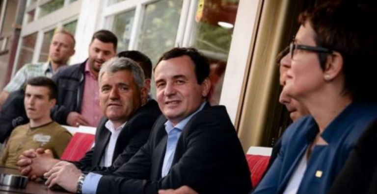 Dërguti ‘thumbon’ Vetëvendosjen me një poezi të Dritëro Agollit: Ata që në sheshe përgjuan u gdhinë ministra