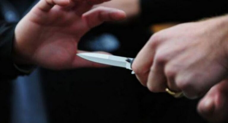 Theret me thikë një 13 vjeçar në Prishtinë