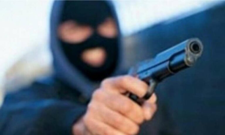 Persona të maskuar në Leposaviq sulmojnë punëtorin shqiptar, e kërcënojnë me armë zjarri dhe ia dëmtojnë automjetin