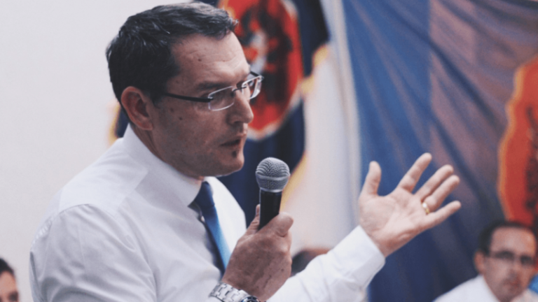 Kurti u ankua se nuk u informua për rrjedhën e dialogut, Gecaj: A i bie që Kurti nuk dinte as atëherë kur e ‘kalli’ Kosovën