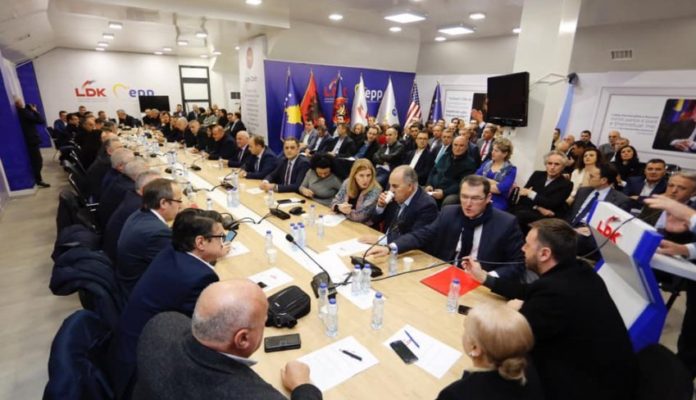 Anëtari i LDK-së thotë se dorëheqja e Mustafës është e vonuar: E arriti qëllimin e tij, po e lë partinë të shkatërruar