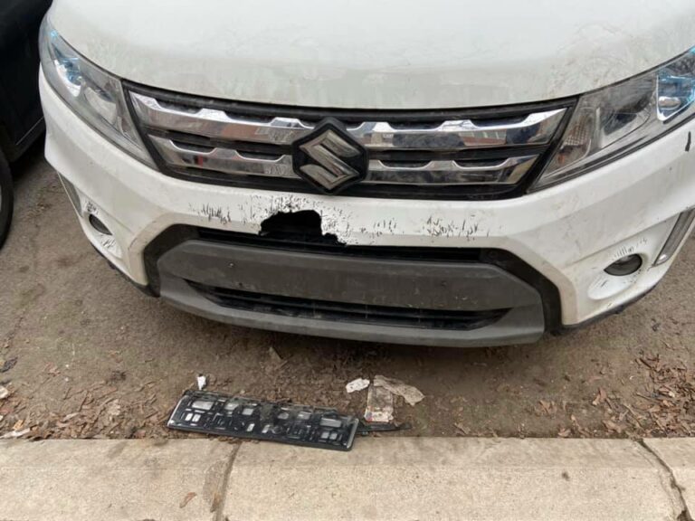 “Qentë hajnë edhe kerre”, një femër publikon pamjet e veturës së dëmtuar në Prishtinë