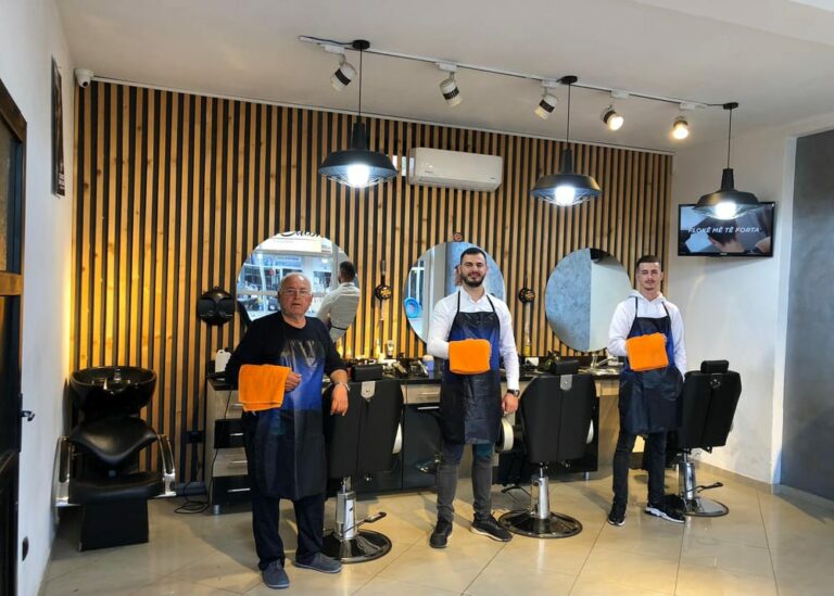 Sot feston ditëlindjen e tij të 73-të Hazir Gashi, berberi më i vjetër i Mitrovicës