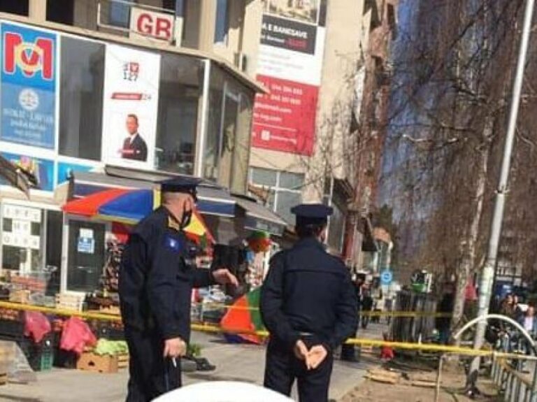 U ther me thikë disa herë nga djali, babai në gjendje të rëndë