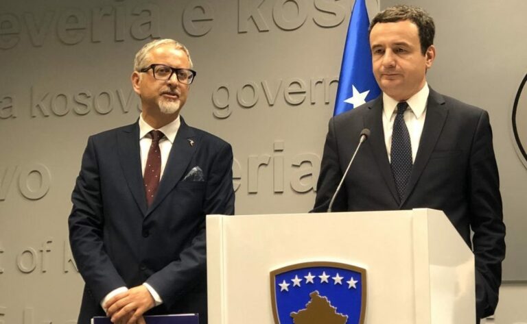 Zyra e Kryeministrit tregon se në cilën orë do t’i pranojnë vaksinat e para kundër COVID-19