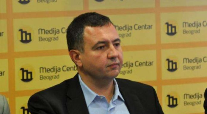 Thirrja e çmendur e analistit serb: Ta vendosim flamurin serb në hartën e Kosovës, në të gjitha institucionet