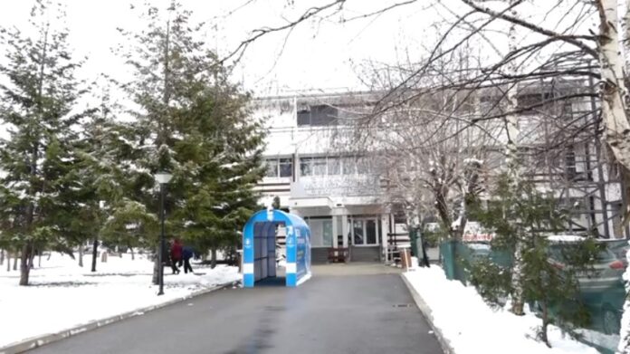 Klinika Infektive e stërmbushur me pacientë, s’ka asnjë shtrat të lirë