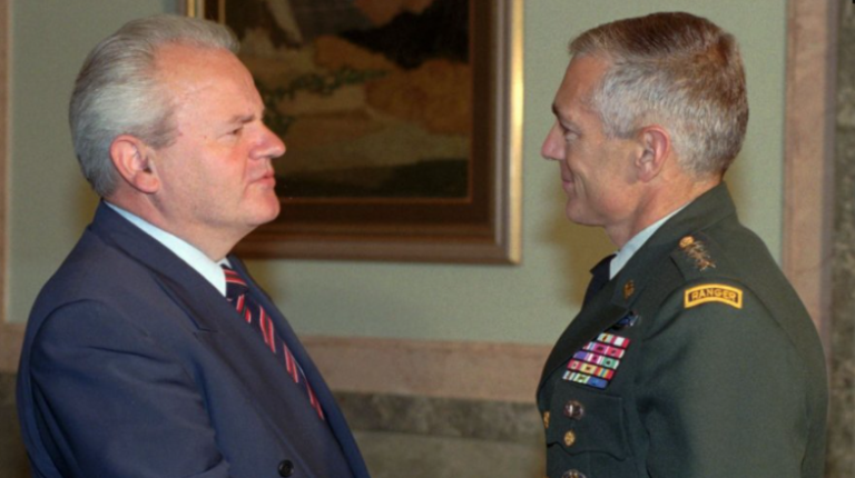Wesley Clark tregon se çfarë kishte biseduar me Milloshevicin para se të nisnin bombardimet