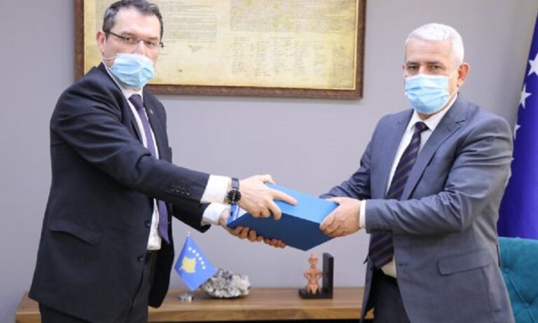 Agim Veliu nuk ia dorëzon detyrën Xhelal Sveçlës