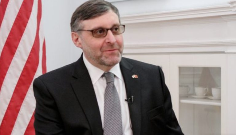 Paralajmëron Palmer: Arritja e marrëveshjes Kosovë-Serbi për SHBA’në është çështje urgjente