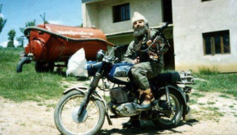 Mësuesi i Adem Jashari tregon cila ishte arma e preferuar e komandantit