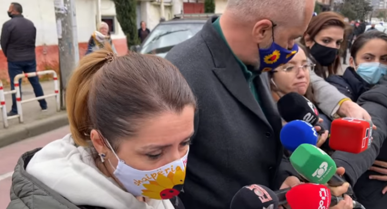 Rama shtyen dhe përzë gazetaren që s’kishte maskë