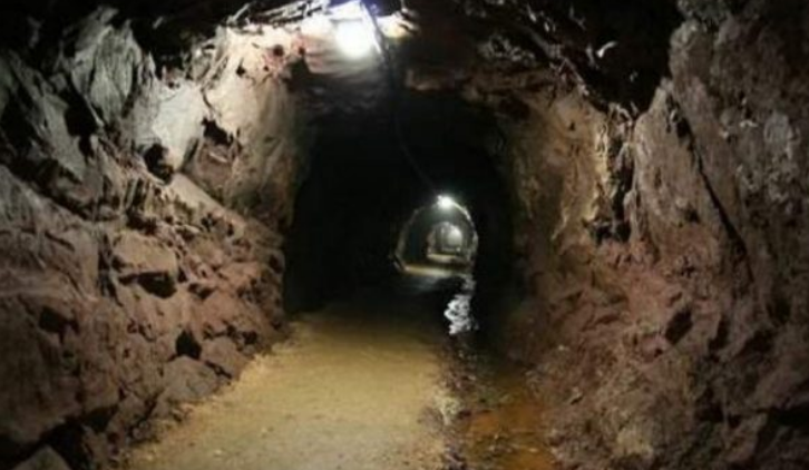 Vdes një minator në vendin e tij të punës