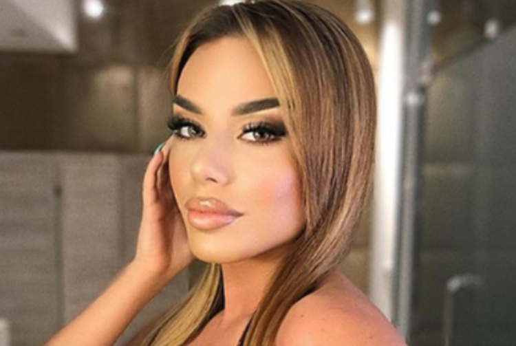 Tayna tejet joshëse: Vjen në një fustan rrjetë