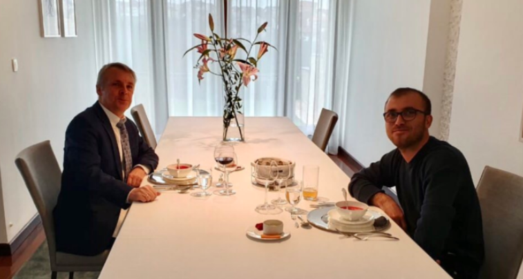 Ambasadori i Gjermanisë takon gazetarin Visar Duriqi, dy javë pas sulmit fizik ndaj tij