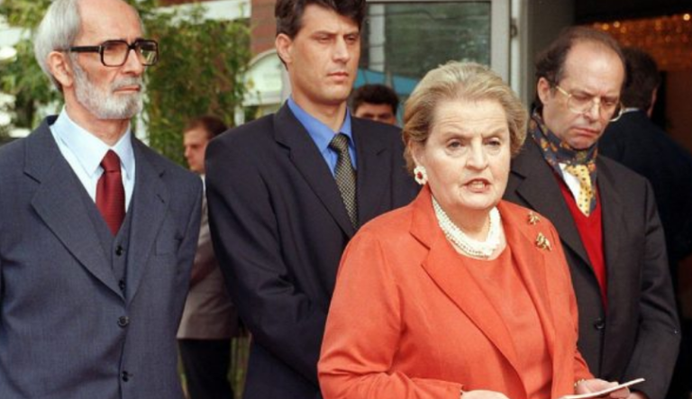 Ish-diplomati serb: Molly Montgomery e ringjall politikën e Madeleine Albright