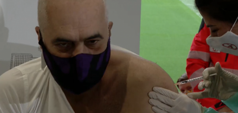 ‘Vetë more Pfizer, gjysma e mësuesve do ikin për l*sh me AstraZeneca”/ Rama sherr me komentuesit pas nisjes së vaksinimit