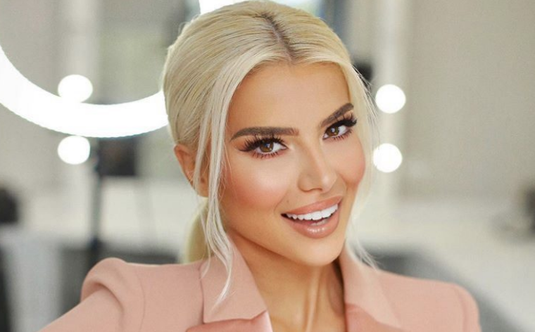 Marina Vjollca shfaqet tërheqëse me paraqitjen e fundit, ngjyra rozë i shkon shumë asaj