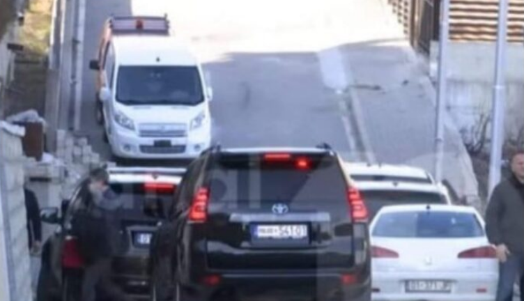 Kanal 10: Albin Kurti lë banesën 60 metra katror, vendoset në një shtëpi në lagjen “Taslixhe”