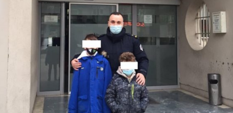 Dy fëmijë nga Prishtina i gjejnë 100 euro në rrugë, i çojnë në stacionin e Policisë