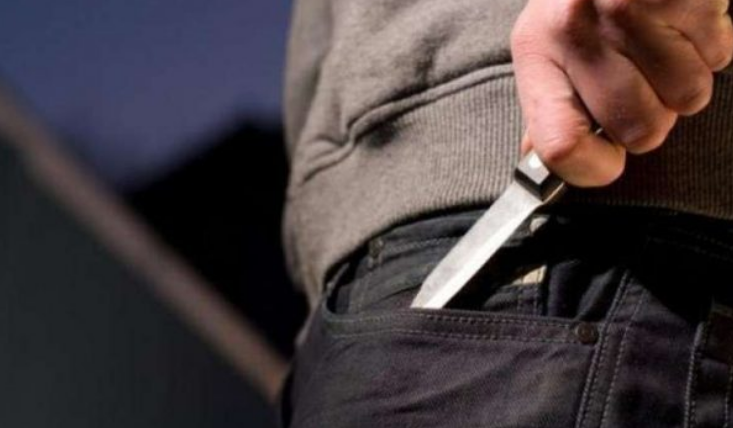 Theret me thikë një person në Prishtinë