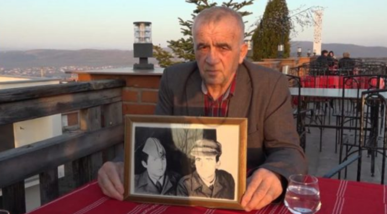 “A ka shqiptar këtu?”, shoku i Adem Jasharit tregon historinë e heroit kur hyri në objektin e shërbimit ushtarak