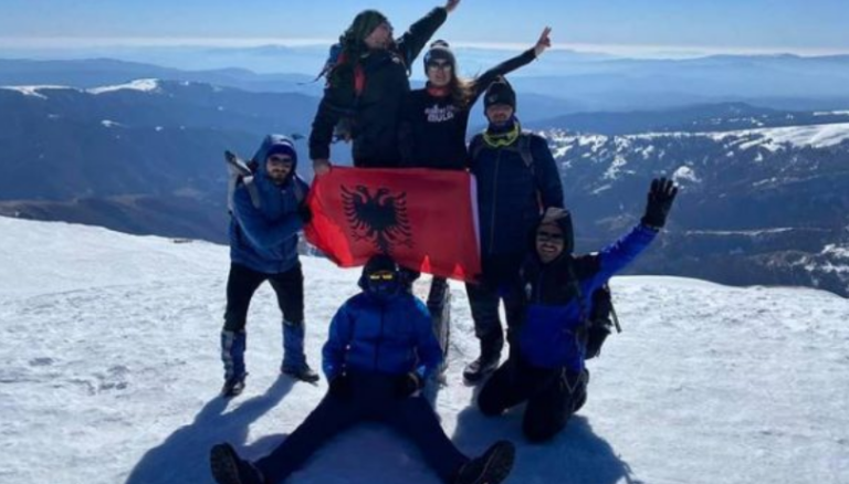 Flamuri shqiptar valvitet në majën më të lartë të malit në Serbi