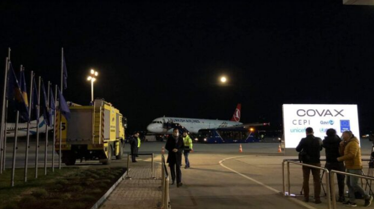 Arrijnë në Kosovë dozat e para të vaksinave anti-COVID